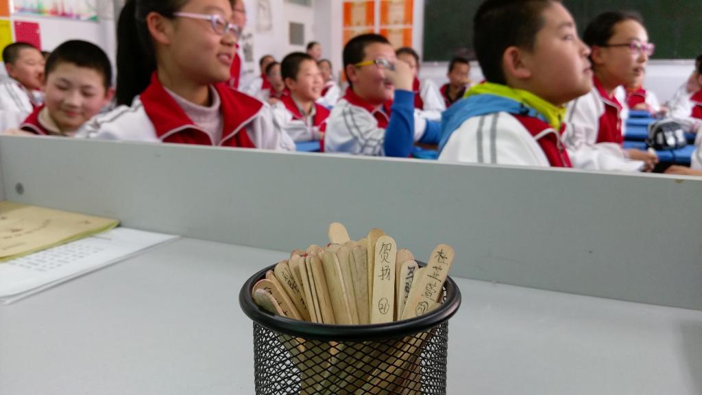 抽签决定谁现品尝美食,呵呵,这也是民主公平啊。